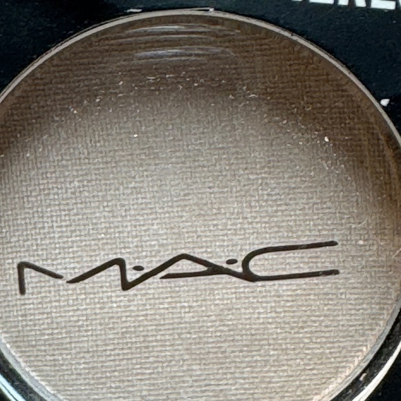 MAC Cosmetics Shroom Satin Eyeshadow - Subtle Cream - Picture 4 of 4